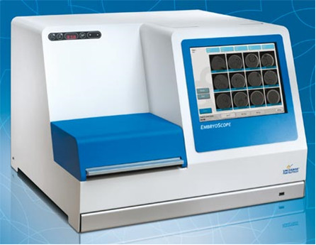 Maquina EMBRYOSCOPE para incubación de embriones en óptimas condiciones de cultivo.